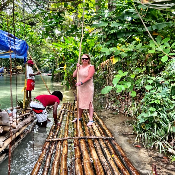 Meet your Posher, Megan - Picture 4 of 5